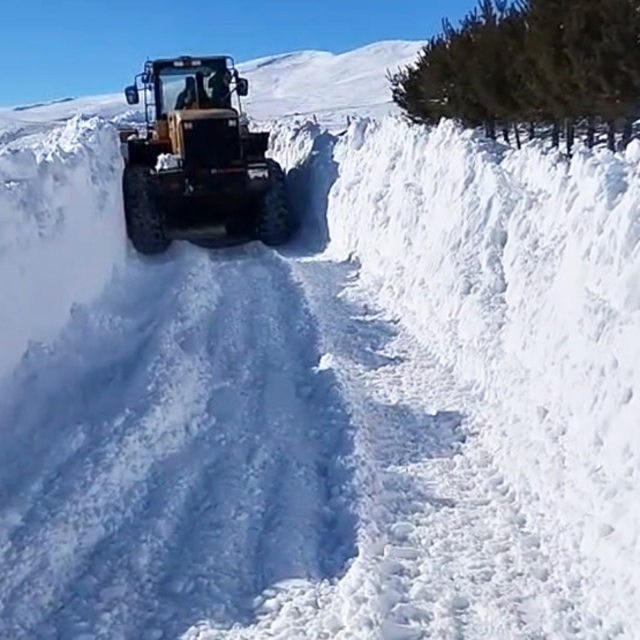 Kars'ta 18 köy yolu ulaşıma kapalı
Kar kaplanlarının karla mücadelesi sürüy...