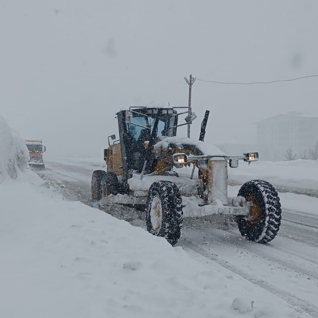 Bitlis'te kardan kapanan 197 yerleşim yerinin yolu açıldı