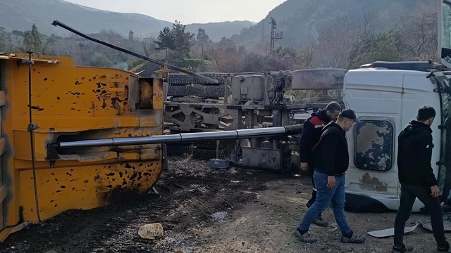 İskenderun'da devrilen hafriyat kamyonunun sürücüsü yaralandı