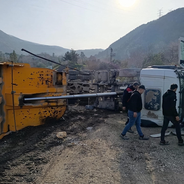 İskenderun'da devrilen hafriyat kamyonunun sürücüsü yaralandı