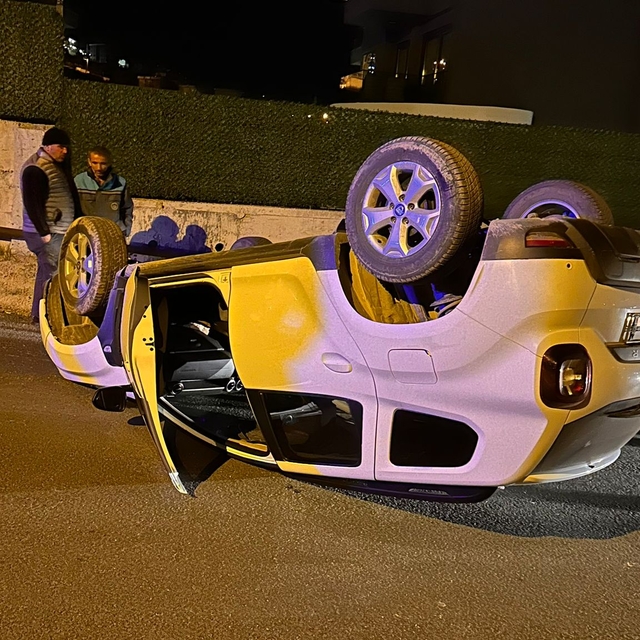 Alanya'da takla atan otomobilin sürücüsü yaralandı