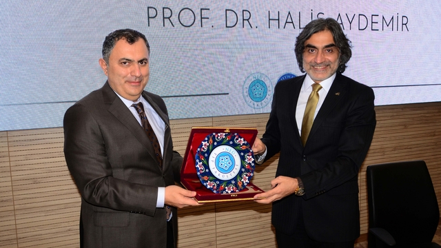 NEÜ'de "Modern Dünyada Duruş Sahibi Olmak" konuşuldu