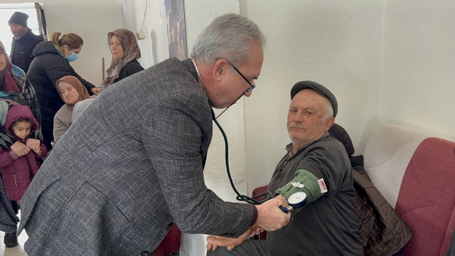 Mobil sağlık timleri, köy köy gezerek sağlık dağıtıyor