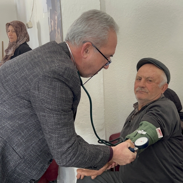 Mobil sağlık timleri, köy köy gezerek sağlık dağıtıyor