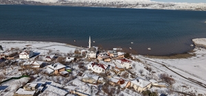 Mavinin ve beyazın buluştuğu köy, eşsiz manzaralar oluşturdu
Beyazdan maviy...