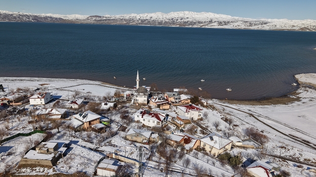Mavinin ve beyazın buluştuğu köy, eşsiz manzaralar oluşturdu
Beyazdan maviye uzanan manzara