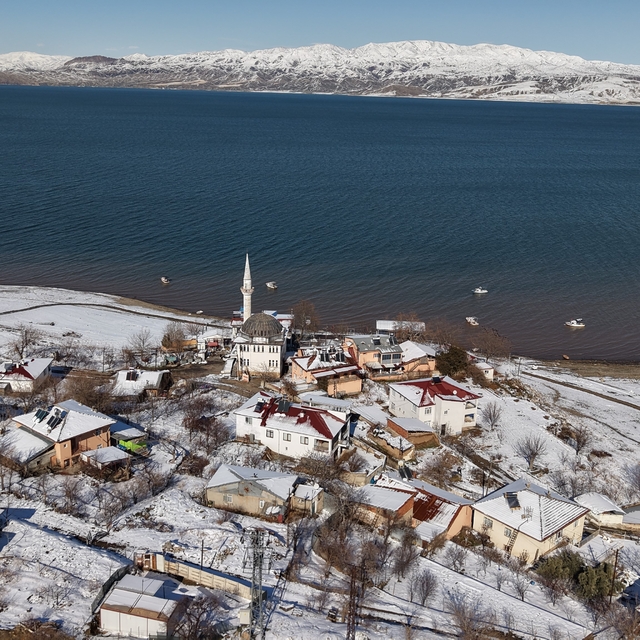 Mavinin ve beyazın buluştuğu köy, eşsiz manzaralar oluşturdu
Beyazdan maviy...