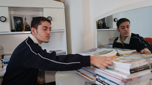 18 günlükken uzuvlarını kaybeden genç azmiyle örnek oluyor