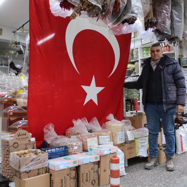 Aydınlı esnaftan '5 metrelik' bayrak tepkisi