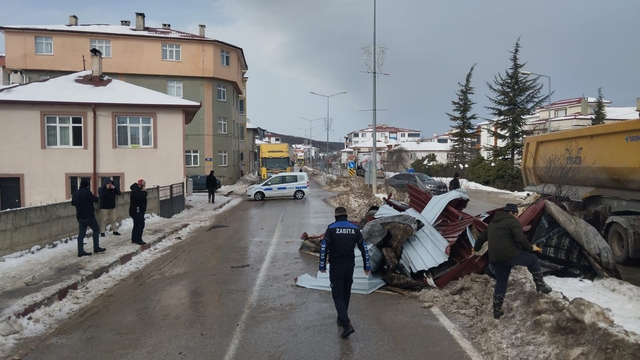 Samsun'da kuvvetli rüzgar nedeniyle okul çatısının bir bölümü yola düştü
