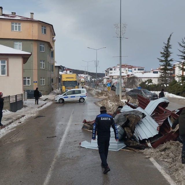 Samsun'da kuvvetli rüzgar nedeniyle okul çatısının bir bölümü yola düştü