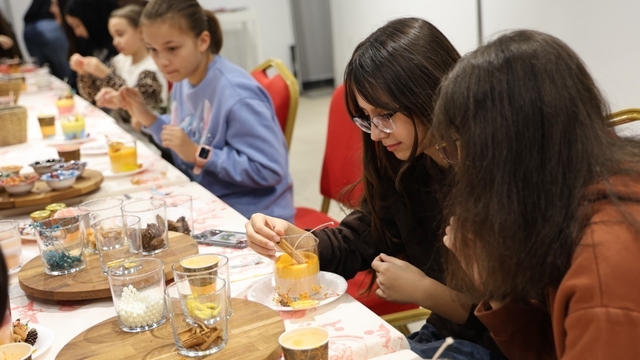 Kartepe'de çocuklar mum yapım atölyesine katıldı