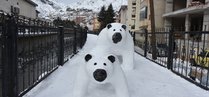 Gümüşhane'de tır şoförünün kardan yaptığı anne ve yavru ayı figürleri ilgi...