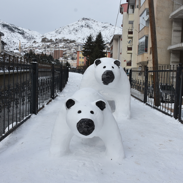 Gümüşhane'de tır şoförünün kardan yaptığı anne ve yavru ayı figürleri ilgi...