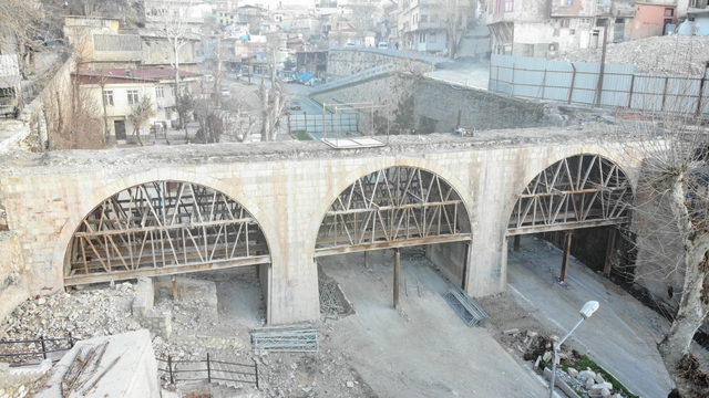 Kahramanmaraş'ta Kanlıdere Köprüsü yeniden ayağa kaldırılıyor
Aslına uygun restore edilen köprüde çalışmalar etaplar halinde sürüyor