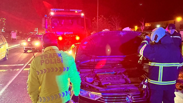 Mardin'de seyir halindeki otomobilde çıkan yangın söndürüldü