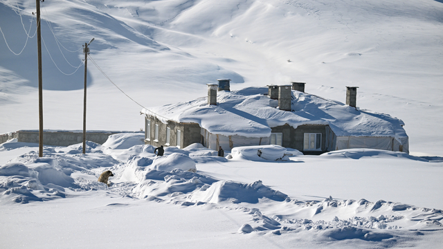 Van'da kar kalınlığının 2 metreyi bulduğu mahallelerde yaşam zorlu geçiyor