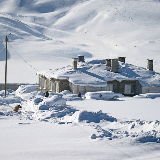 Van'da kar kalınlığının 2 metreyi bulduğu mahallelerde yaşam zorlu geçiyor