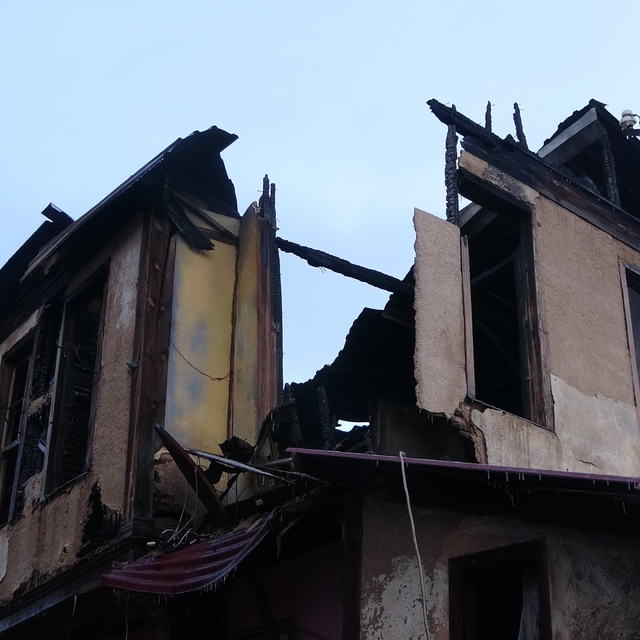 Alev alev yanan konaktan geriye duvarları kaldı