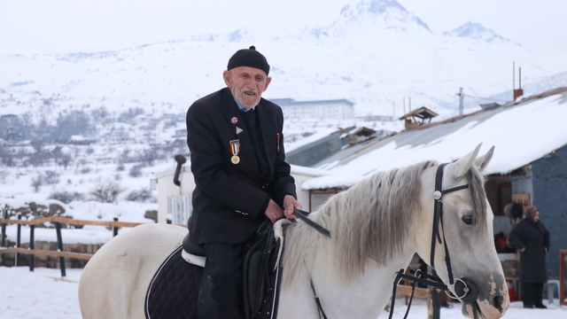 96 yaşındaki Kore gazisi, ata biniyor