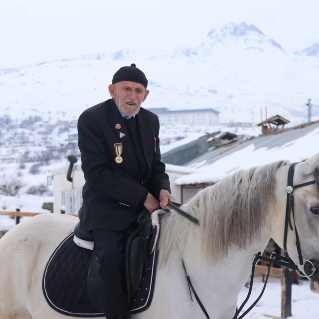 96 yaşındaki Kore gazisi, ata biniyor