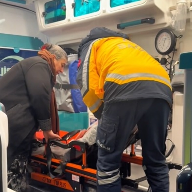 Yolu kapanan köydeki kanser hastası kadına ekipler 5 saatte ulaştı