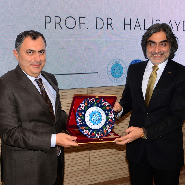 NEÜ'de "Modern Dünyada Duruş Sahibi Olmak" konuşuldu