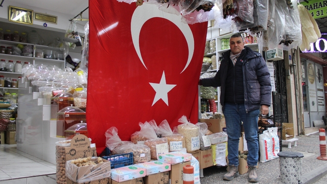 Aydınlı esnaftan '5 metrelik' bayrak tepkisi