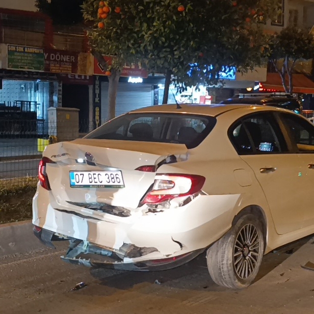 Manavgat'ta 3 aracın karıştığı zincirleme kazada yaralanan olmadı