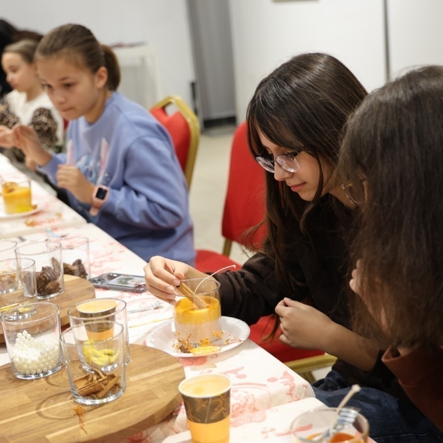Kartepe'de çocuklar mum yapım atölyesine katıldı