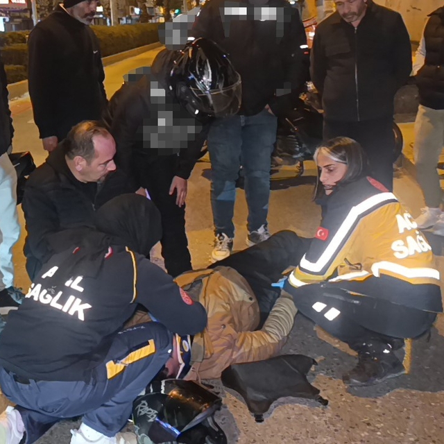 Dönüş yasağı olan yerden dönen otomobil motosikletle çarpıştı: 1 yaralı
Ehl...