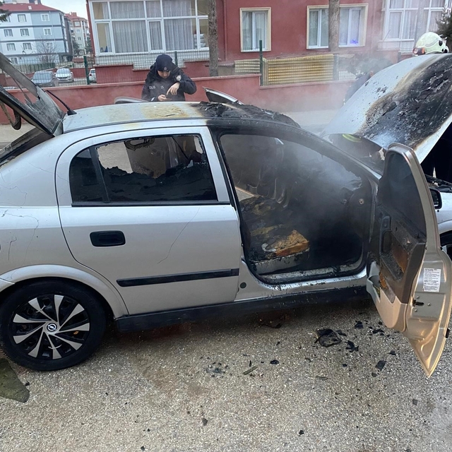 Merzifon'da yanan otomobil kullanılmaz hale geldi