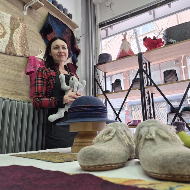 Rusya'da öğrendiği keçe ustalığını Eskişehir'de sürdürüyor