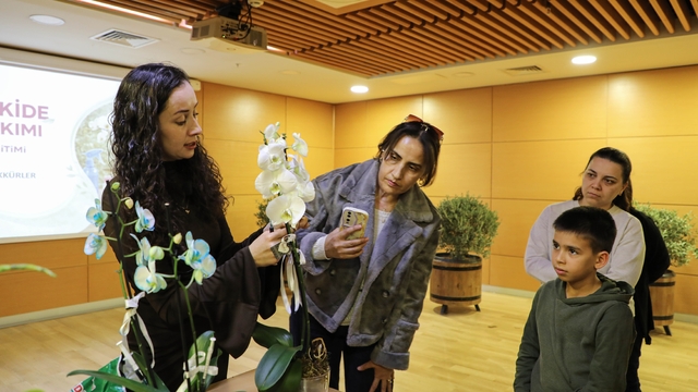 Orkide bakımı uygulamalı olarak anlatıldı