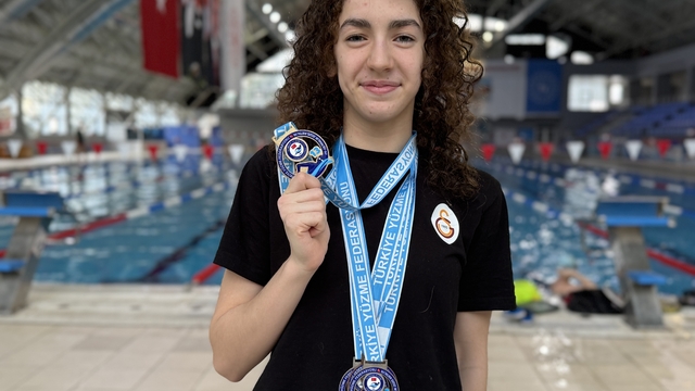 Yüzmede Türkiye şampiyonlukları bulunan Melisa Zobar'ın hedefi milli takım