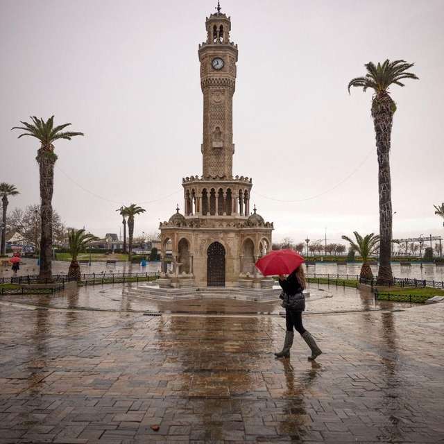 İzmir Büyükşehir ekipleri sağanak nedeniyle seferber oldu