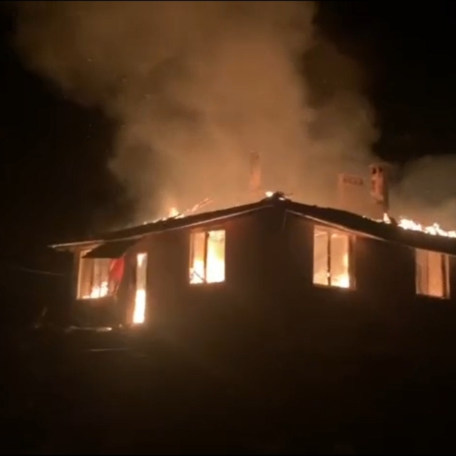 Müstakil ev alev alev yandı