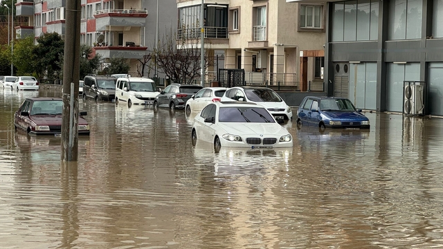 Aydın'da dereler taştı, sokaklar göle döndü