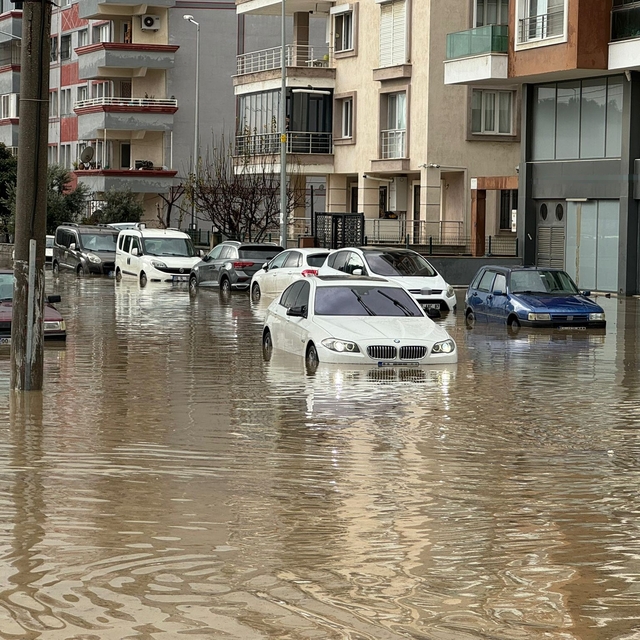 Aydın'da dereler taştı, sokaklar göle döndü