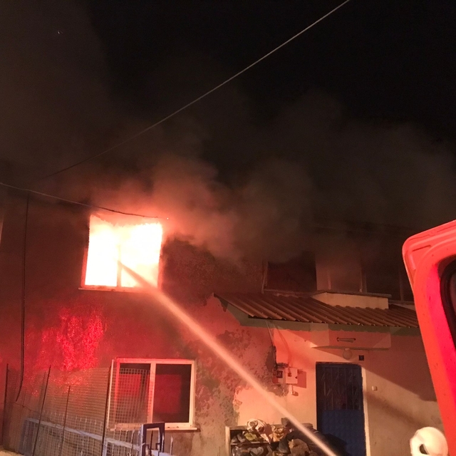 Boyabat'ta çıkan yangında bir evde hasar oluştu