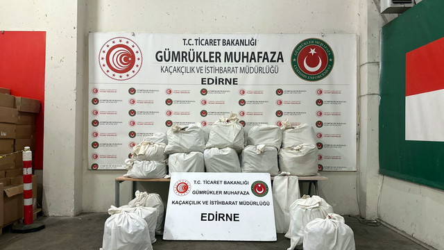 Kapıkule'de 2 otomobilde 20 kilo 812 gram esrar ele geçirildi