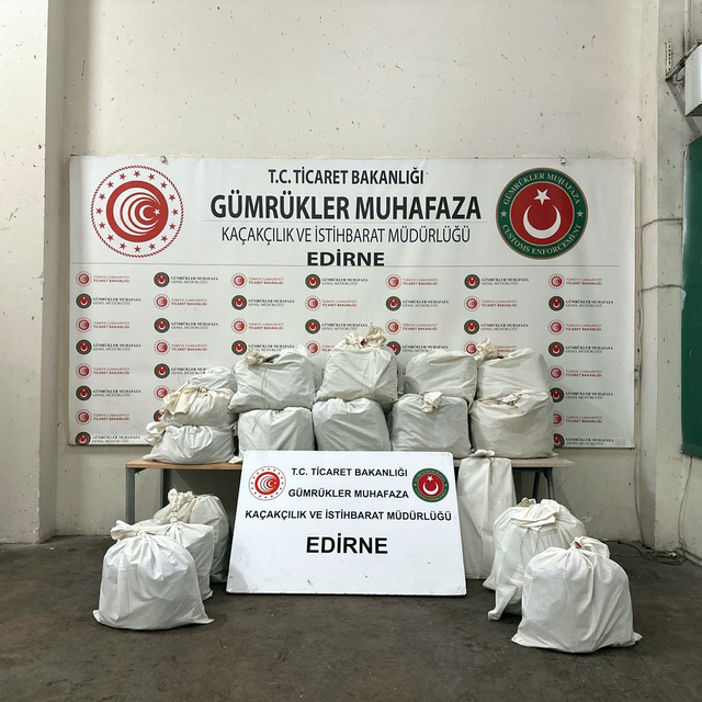 Kapıkule'de 2 otomobilde 20 kilo 812 gram esrar ele geçirildi