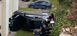 Kocaeli'de istinat duvarından düşen otomobildeki anne ve kızı yaralandı