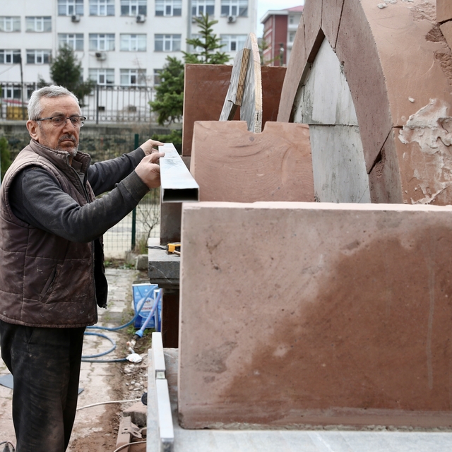 Yardımcı olmak için başladığı taş işlemeciliğiyle 12 yılda 164 çeşme yaptı