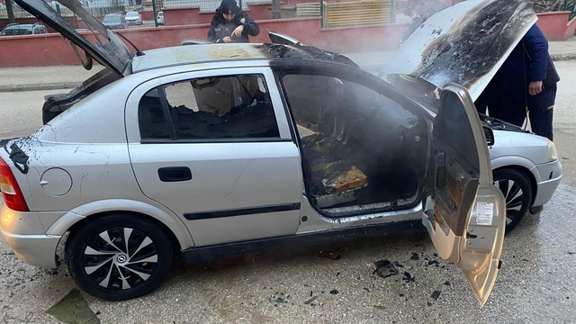 Merzifon'da yanan otomobil kullanılmaz hale geldi