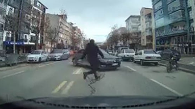 El frenini çekilmeyen araç hareket etti, başka bir sürücü koşarak el frenini çekti