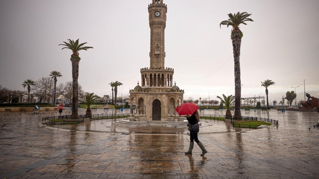 İzmir Büyükşehir ekipleri sağanak nedeniyle seferber oldu