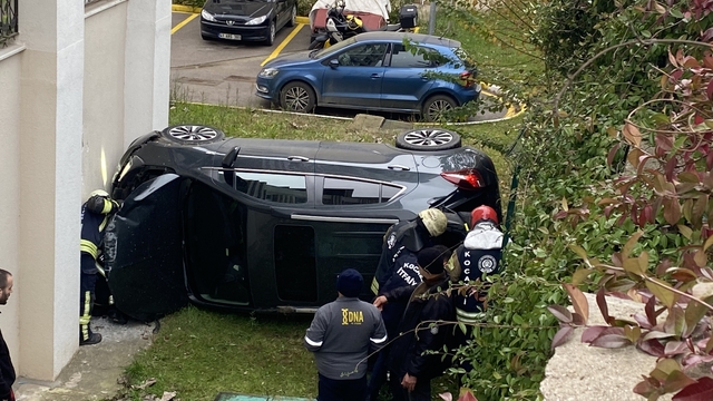 Kocaeli'de istinat duvarından düşen otomobildeki anne ve kızı yaralandı
