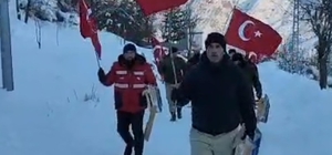 Türk bayrağını göndere çekip, sınır hattındaki saldırıya tepki gösterdiler