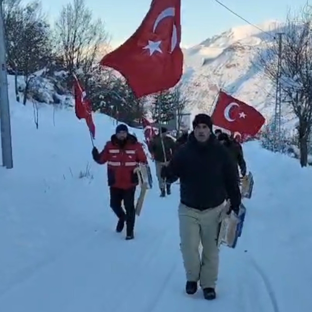 Türk bayrağını göndere çekip, sınır hattındaki saldırıya tepki gösterdiler